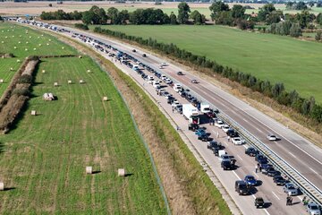 Unfall A24: BMW verursacht Unfallserie auf der A24: Sieben Verletzte
