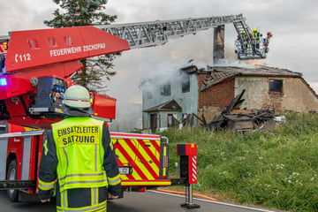 Feuerwehreinsatz im Erzgebirge: Brand in leer stehendem Gebäude ausgebrochen