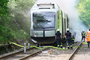 Zwischen Düsseldorf und Wuppertal: Regiobahn fängt während der Fahrt Feuer