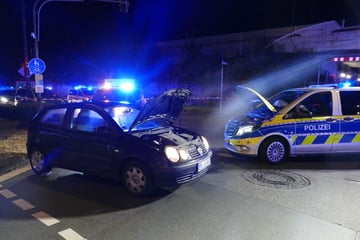 Streifenwagen und Polo krachen zusammen: Polizisten und Autofahrer verletzt