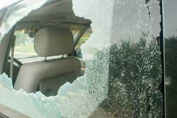 Dresden: Scheiben von 16 Autos in Dresdner Innenstadt zerstört: Polizei stellt Tatverdächtigen