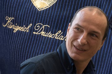 "Reichsbürger"-Gruppe angeklagt: Gründer Peter Fitzek und Komplizen kommen vor Gericht