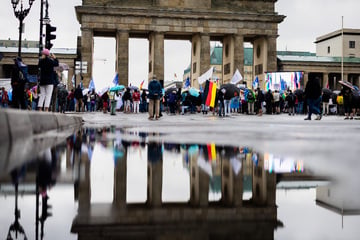 Berlin: Bündnis "Wir sind viele": Hunderte demonstrieren am Brandenburger Tor für Frieden und gegen Waffenexporte