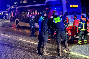 Frau wird von Bus überrollt und stirbt: Polizei sucht Zeugen