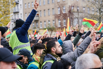 Nach Staatsbesuch: Über 1000 Kurden gehen gegen Erdogan auf die Straße