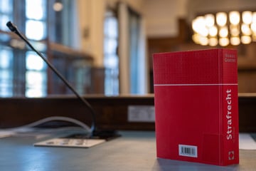 Weil ihm das Schnitzel nicht schmeckt: Enkel sticht auf Oma mit Küchenmesser ein