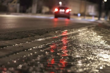 Autofahrer, aufgepasst! Wetterdienst warnt vor Glatteis und Frost