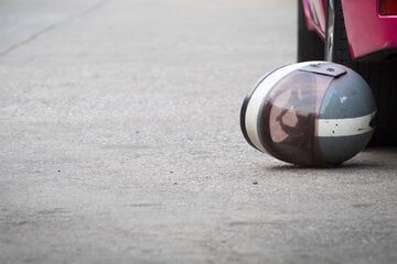 Lkw-Anhänger rutscht in Gegenverkehr: Mopedfahrer schwer verletzt