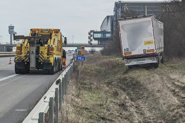 Unfall A14: Laster kommt von A14 am Flughafen Leipzig/Halle ab: Schwierige Bergung!