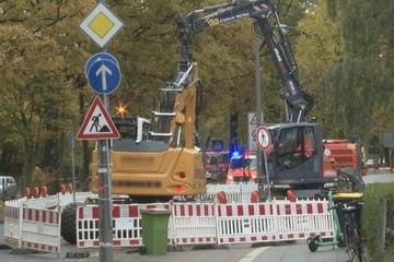Hamburg: Feuerwehr im Einsatz: Bagger beschädigt Gasleitung auf Baustelle