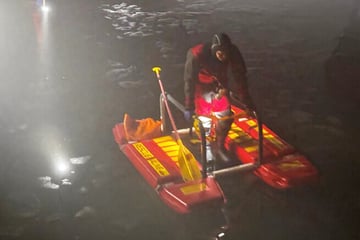 Berlin: Gefährliche Aktion auf dem Rummelsburger See: Feuerwehr mit Drohne und Tauchern im Einsatz