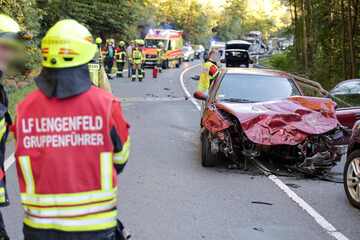 Frontal-Crash im Vogtland: Beide Autos Schrott, Bundesstraße dicht