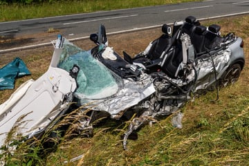 Laster kracht beim Überholen frontal in Smart: 19-Jährige schwer verletzt eingeklemmt