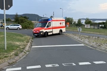 VW-Fahrer übersieht Radfahrer: 52-Jähriger stürzt und verletzt sich schwer
