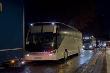 Unfall A9: Stundenlanger Stau auf A9 - Lkw prallt gegen Leitplanke