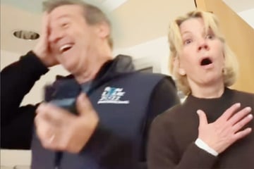 Eltern hielten neun Monate etwas geheim: Als Großeltern Baby nach Geburt besuchen, bleibt ihnen die Spucke weg