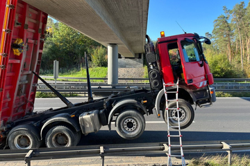 Unfall A73: Kipplaster bleibt mit Ladefläche an Autobahn-Brücke hängen: Polizei ahndet Gaffer