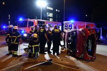 Schwerer Unfall mit vier Verletzten: Eine Person flüchtet