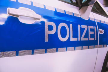 Bewaffneter Mann raubt Einkaufsmarkt aus - Polizei sucht Zeugen