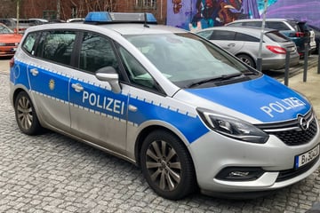 Berlin: Mercedes driver crashes into police officer while fleeing and drags him ten meters