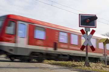 Trotz rotem Blinklicht: Auto fährt über Gleise - dann kommt ein Zug