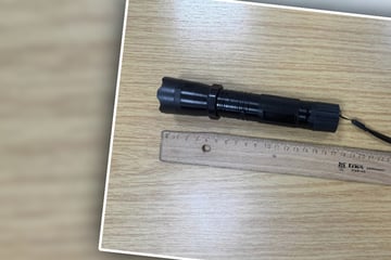 Köln: Senior will "Taschenlampe" in Flugzeug schmuggeln: Dann kommt die Wahrheit ans Licht