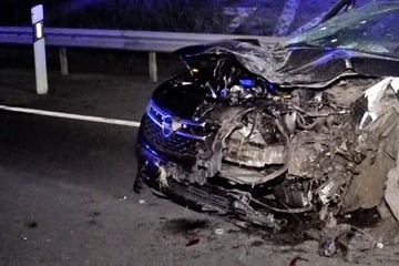 Mysteriöser Unfall: Vier Verletzte, Trümmer fliegen Hunderte Meter!