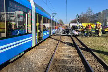 Chemnitz: Zwei Verletzte bei Unfall mit Straßenbahn