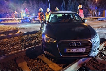 Audi-Fahrerin landet im Gleisbett: Bahnstrecke gesperrt