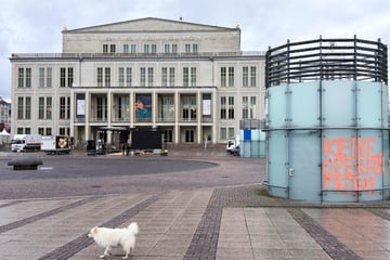 Leipzig: Vor dem Opernball: Kritische Graffiti am Augustusplatz verteilt