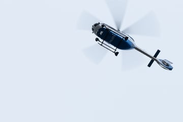 Nach Unfall und Bedrohung: Polizei fahndet mit Hubschrauber nach Betrunkenem