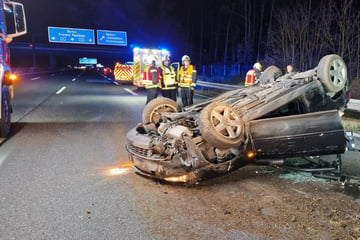 Unfall A9: Heftiger Crash auf A9: Audi überschlägt sich mehrfach, Fahrer schwer verletzt