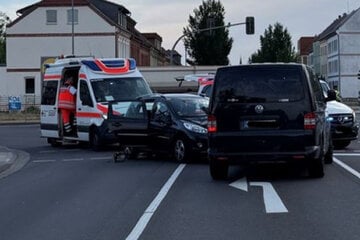 Auto kracht in E-Scooter: Mann erleidet schwere Verletzungen