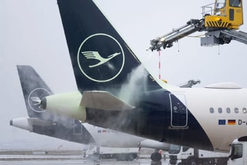 Stuttgart: Schnee am Frankfurter Airport: Flieger landen in Stuttgart