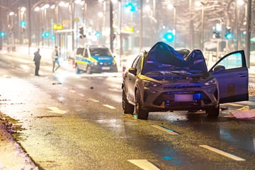 Schlimmer Unfall in Frankfurt: Fußgänger wird an Ampel von Auto erfasst und stirbt