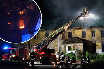 Leipzig: Brand in Abrissgebäude im Leipziger Norden hält Feuerwehrkräfte auf Trab