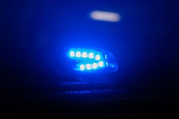 Navi-Panne: Mutter fährt mit Kindern an Bord in Bach