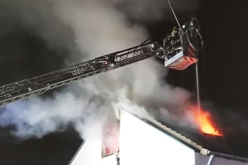 Wohnung brennt lichterloh: Vier Verletzte, darunter zwei Feuerwehrleute!