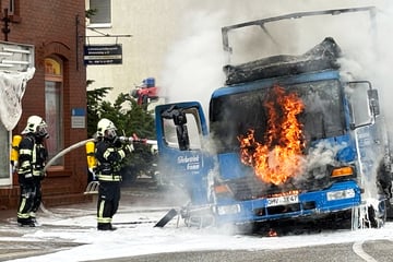 Lkw steht in Ahrensfelde lichterloh in Flammen