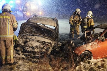 Heftiger Unfall in Ostsachsen: Autos krachen frontal zusammen und gehen in Flammen auf