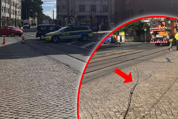 Dresden: Oberleitung gerissen: Lkw mit Bagger legt Verkehr in Dresdner Neustadt lahm