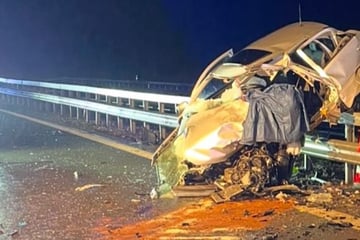 Unfall A8: Geisterfahrerin rast auf A8 in Auto: Frau stirbt im Wrack, zwei Schwerverletzte