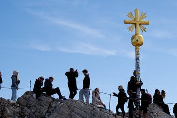 Hunderte Aufkleber: Zugspitz-Gipfelkreuz braucht neues Gold