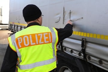 Unfall A4: Planenschlitzer auf A4 unterwegs: Polizei jagt Täter mit Hubschrauber!