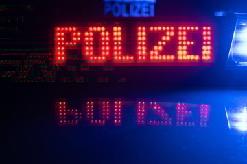 Wegen Mutprobe: 18-Jähriger springt aus fahrendem Auto