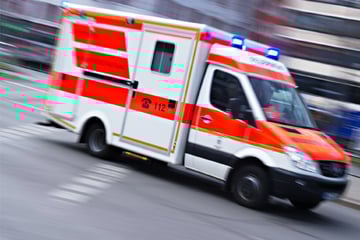 Betrunkene wollen Rettungswagen als Taxi nutzen, dann rasten sie aus