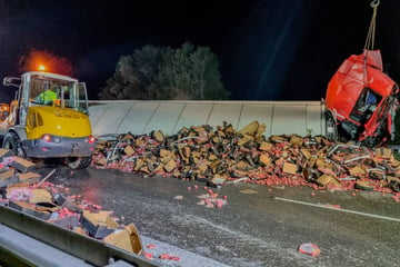 Unfall A6: Lkw durchbricht Mittelleitplanke, danach liegt überall frisches Obst