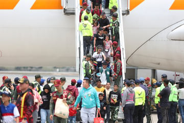 Venezuela flies migrants home amid US deportation row