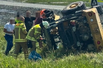 Schwerer Unfall: Radlader kommt von Straße ab und kippt um, Fahrer in Klinik