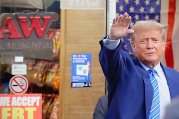 Trump holds mini campaign event at Manhattan bodega amid hush money trial